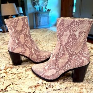 Dolce Vita Samie snake print leather ankle high block heel bootie size 9 beige